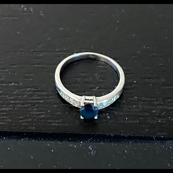 18K white gold sapphire and baguette ring. Will make a perfect engagement ring - Picture 5 of 9